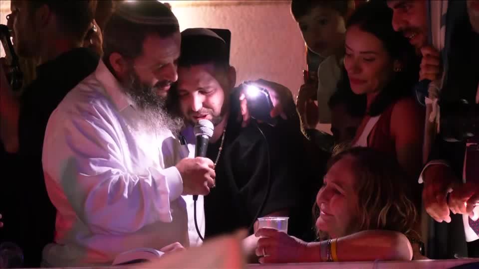 عودة الرهينة الإسرائيلي المحرر إلى منزله