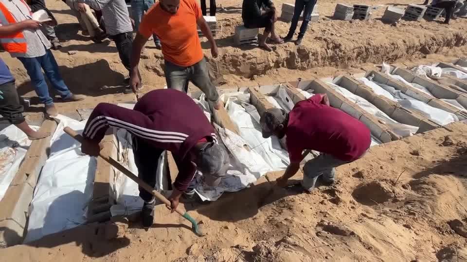 غزة تدفن ٥٤ جثمانًا مجهول الهوية من إسرائيل