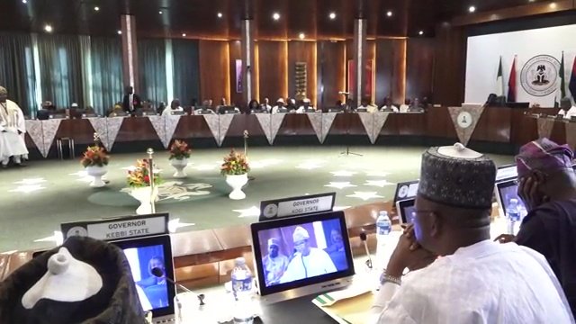 تينوبو يؤدي اليمين لرئيس المفوضية الانتخابية الجديد