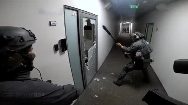 لاتفيا تفكك شبكة احتيال عالمية باستخدام شرائح SIM