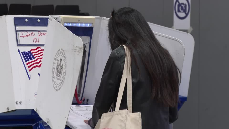 ممداني يتصدر سباق رئاسة بلدية نيويورك