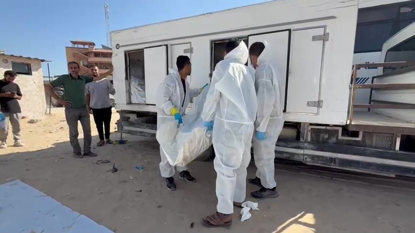 فرق الإنقاذ تستعيد رفات رهائن إسرائيليين