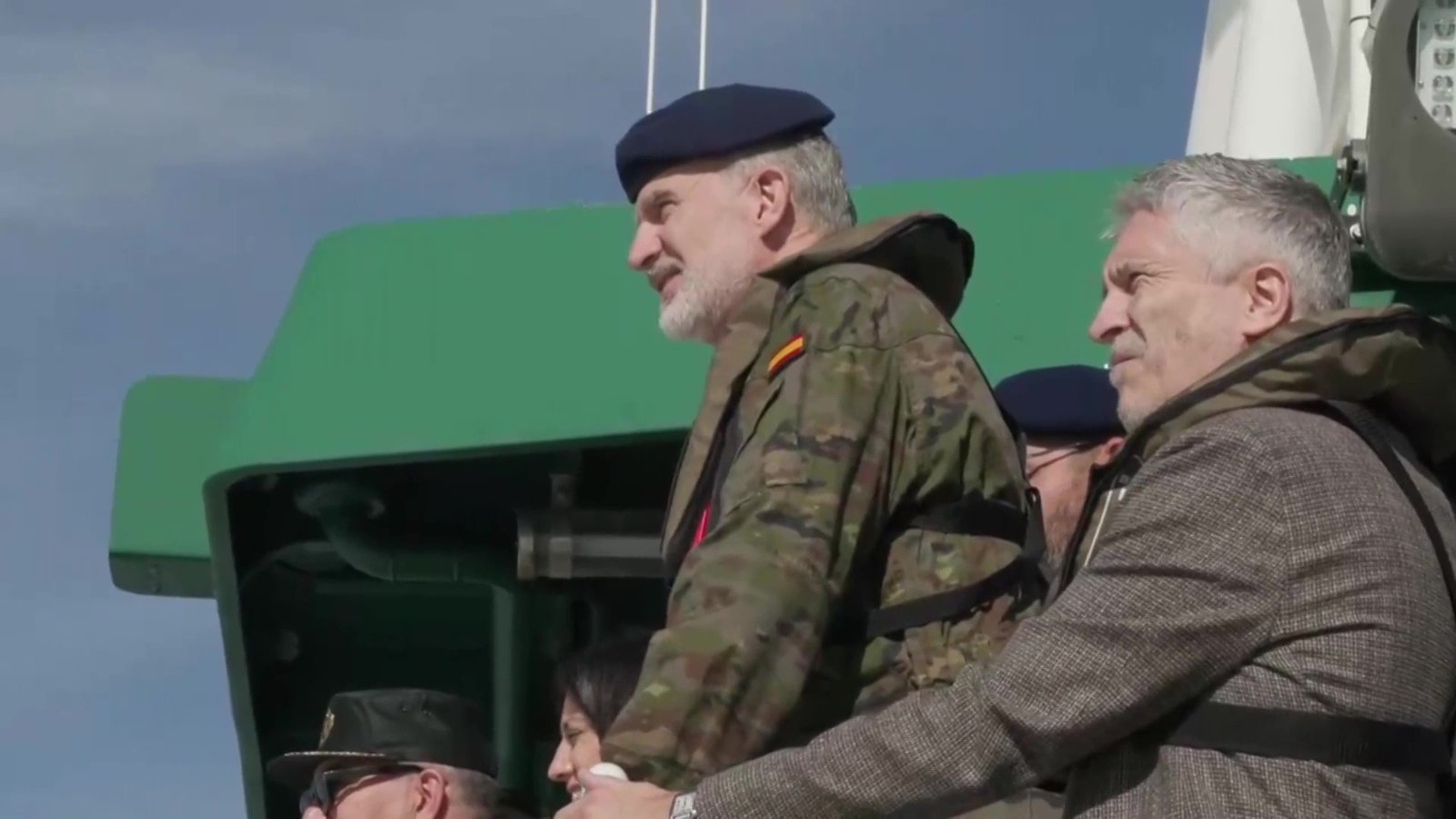 الملك فيليبي يشهد تدريبات بحرية في قادس