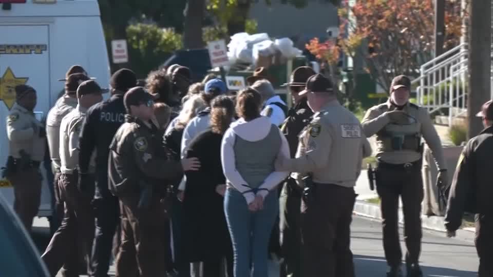 اعتقال أمهات خلال احتجاج على مداهمة مركز رعاية أطفال تابع للهجرة