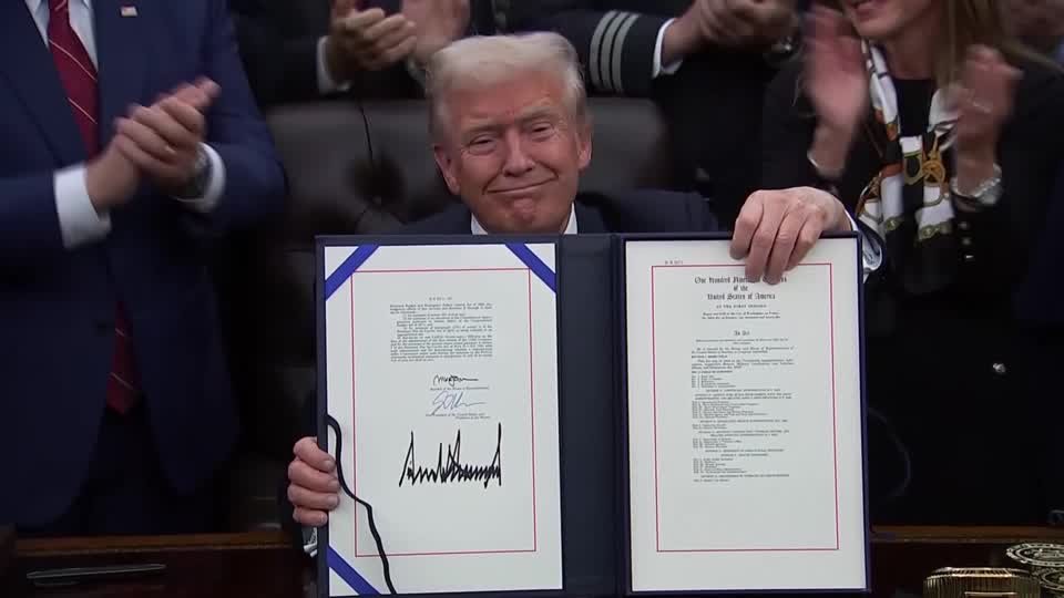 ترامب ينهي إغلاق الحكومة الأميركية بعد ٤٣ يومًا