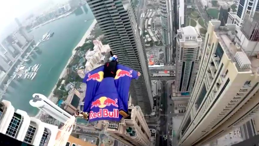 نخبة من رياضيي الجو يخوضون سباقاً هجينيّاً جديداً للعوائق