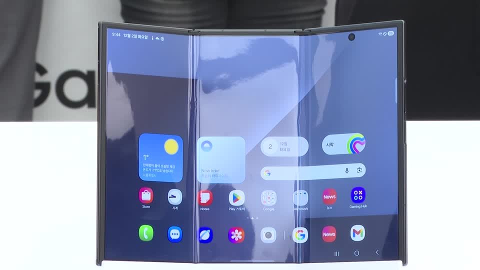 سامسونغ تطلق أول هاتف متعدد الطي