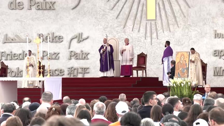 البابا ليو يزور موقع انفجار مرفأ بيروت