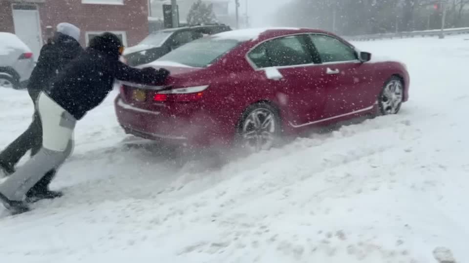 عاصفة ثلجية تعطل نيويورك