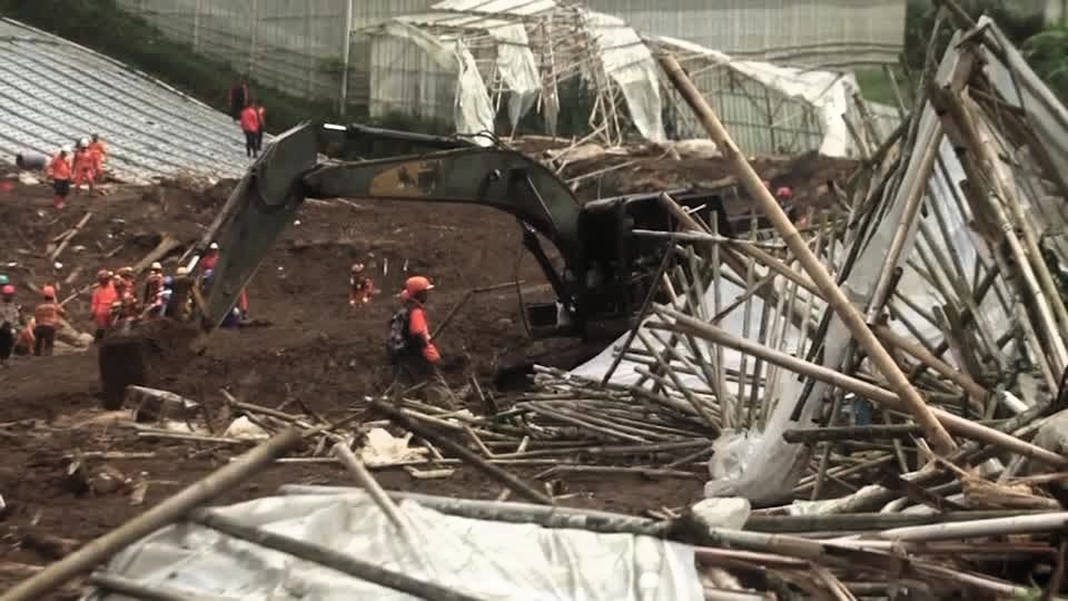 ارتفاع حصيلة ضحايا الانهيار الأرضي في غرب باندونغ