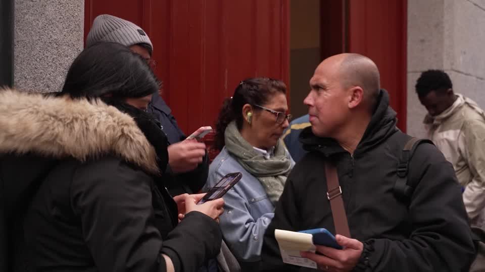 مهاجرون يصطفون مع بدء إسبانيا التسوية