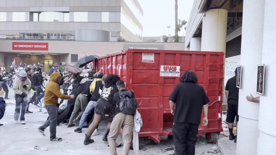 احتجاجات أمام مركز آيس في لوس أنجلوس