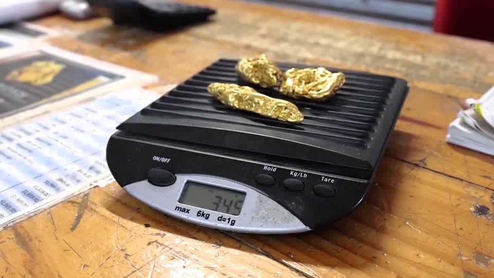 الذهب يقفز مع مخاوف بعد اعتقال مادورو