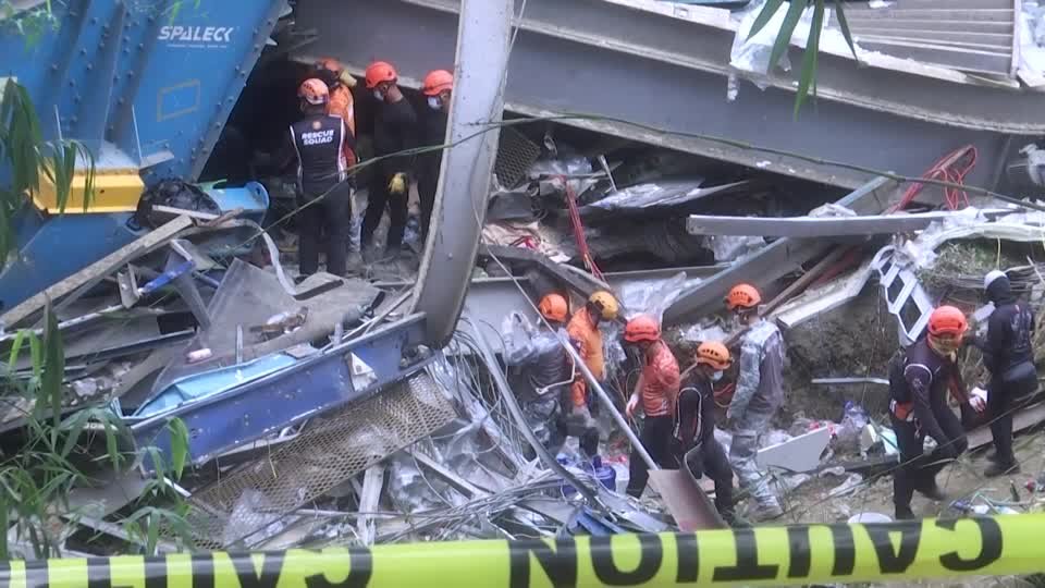 انهيار مكب نفايات يقتل عمالا في الفلبين