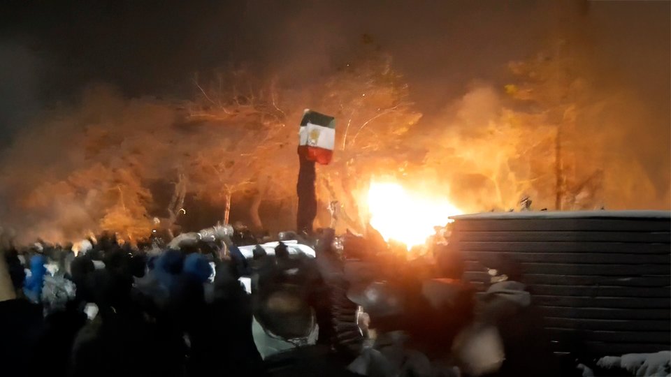 مقتل ما لا يقل عن ١٢٬٠٠٠ شخص في إيران وقد يصل العدد إلى ٢٠٬٠٠٠