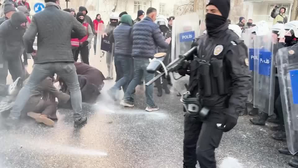 الشرطة التركية تفرق احتجاجات مؤيدة للأكراد