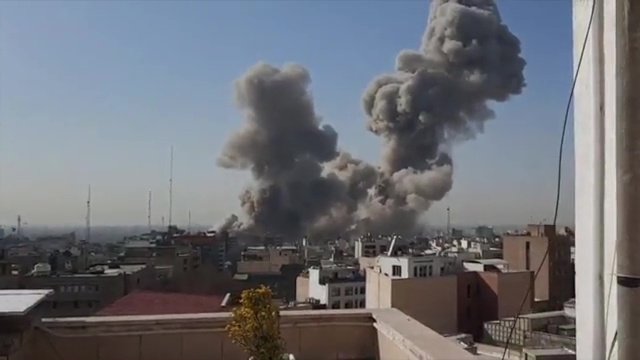 إسرائيل تضرب إيران وانفجارات تهز طهران