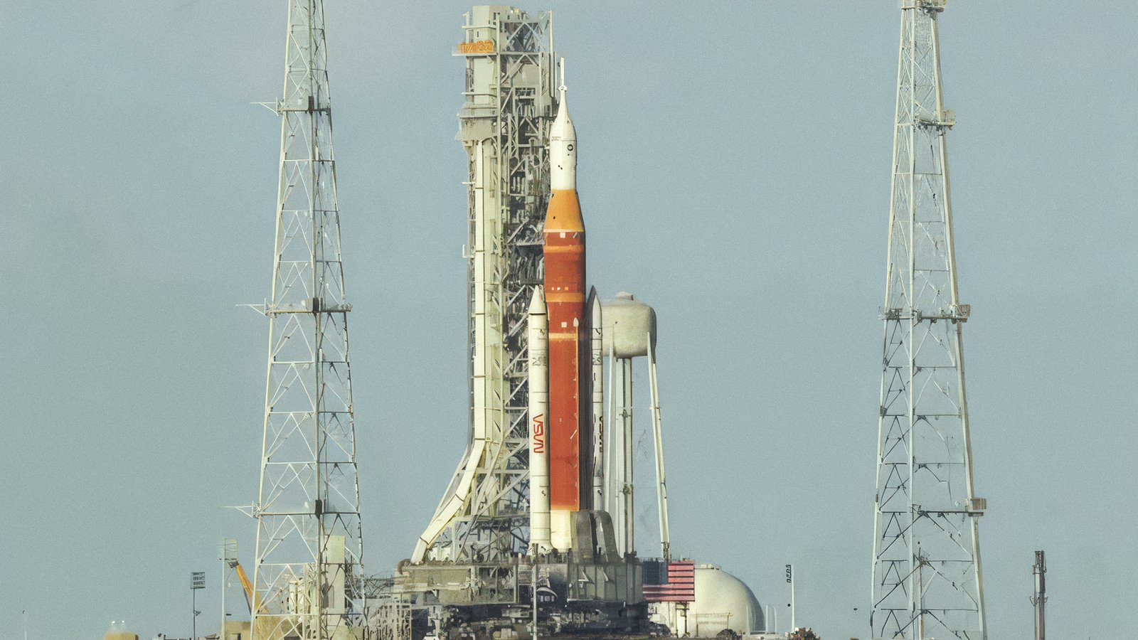 أرتميس ٢ تنقل طاقما في رحلة حول القمر