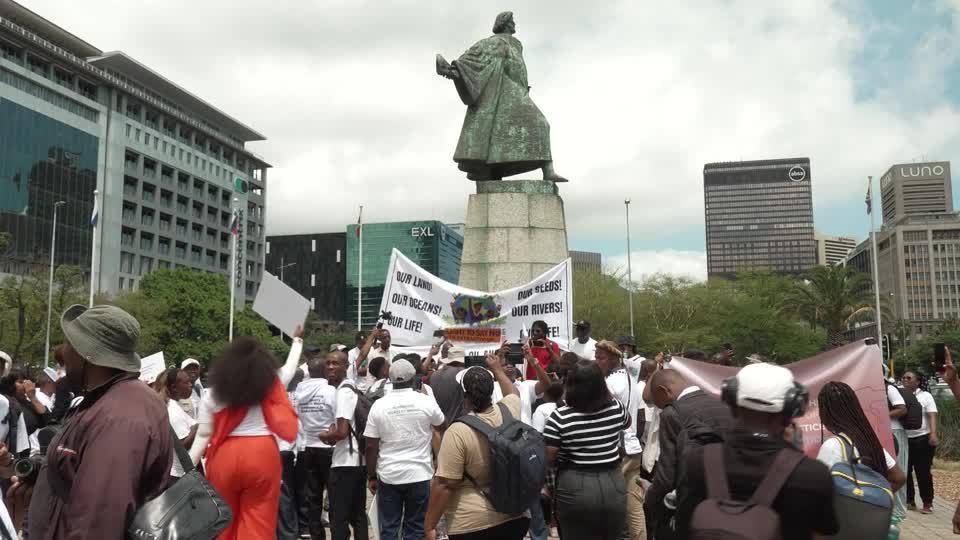 نشطاء يحتجون خلال مؤتمر التعدين