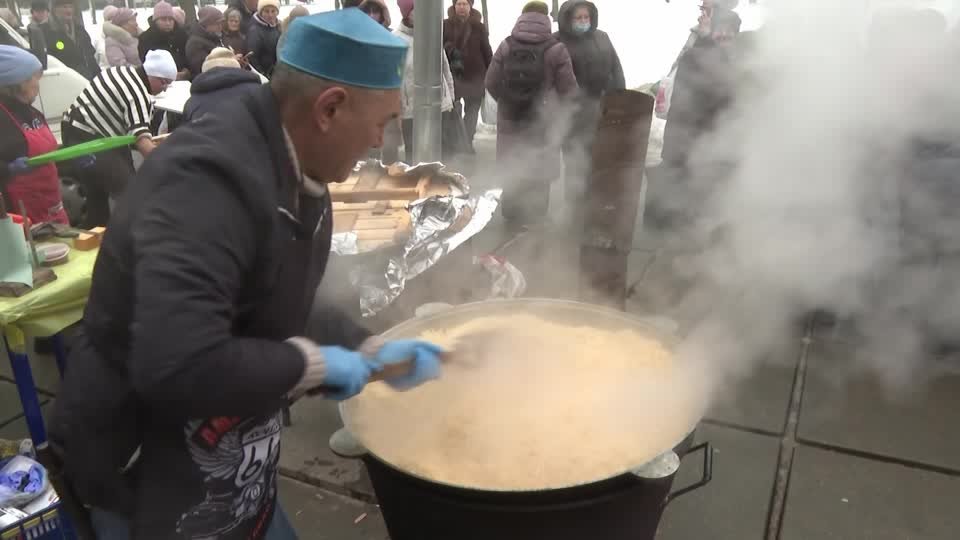 متطوعون كازاخ يساعدون سكان كييف