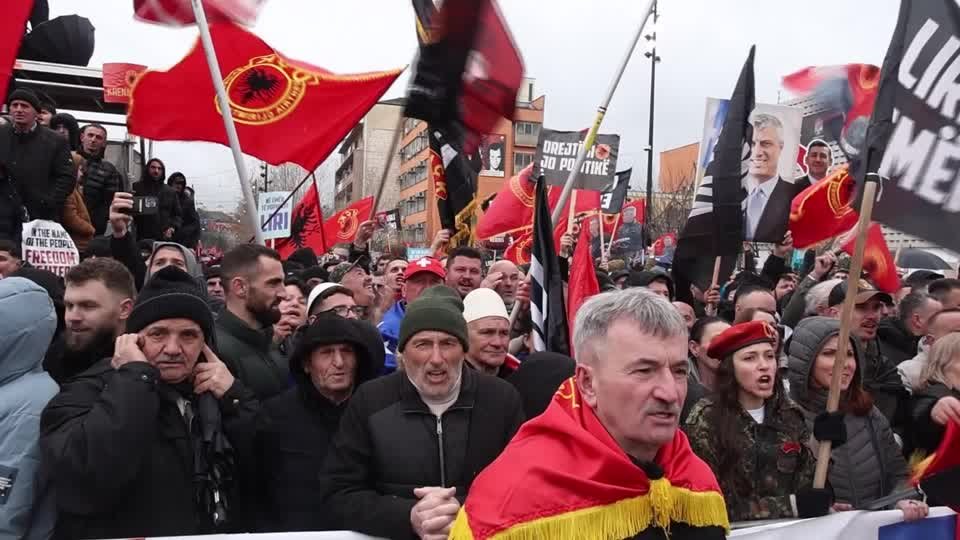 تجمع في بريشتينا دعمًا لقادة جيش التحرير السابقين