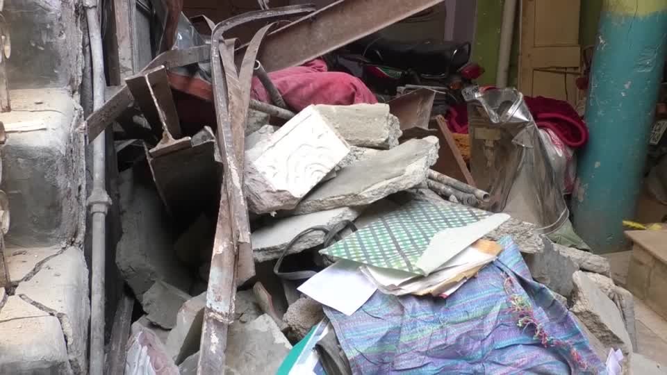 انفجار يُسقط مبنى في كراتشي