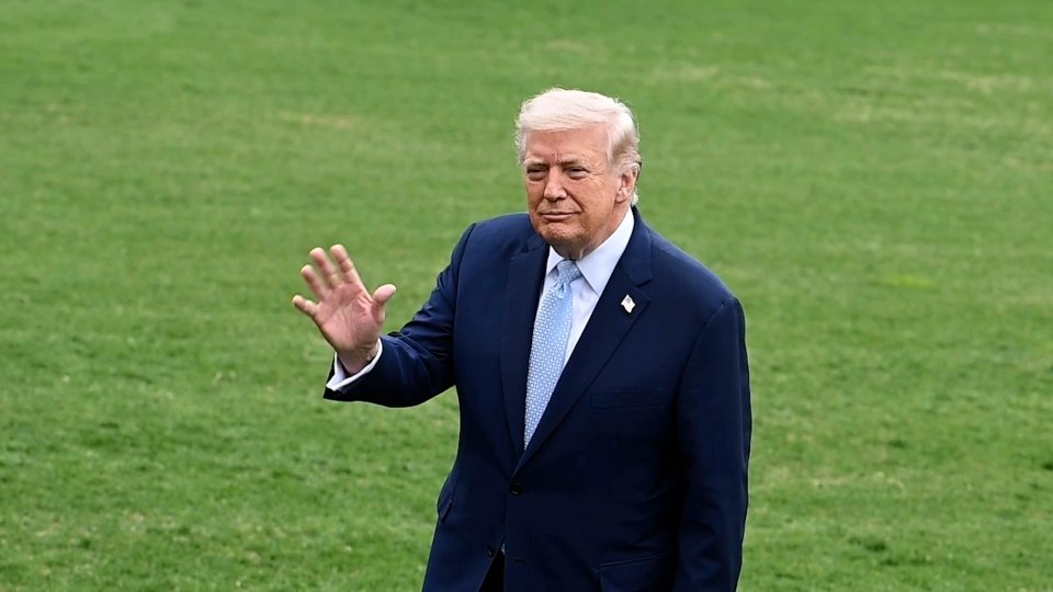 ترامب يوقف الضربات وسط محادثات مثيرة للجدل