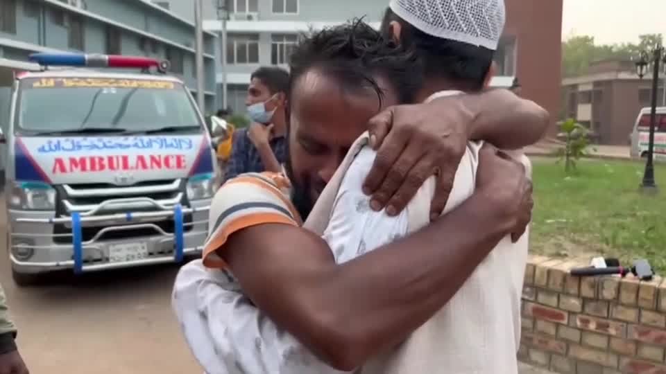 حافلة تسقط في نهر بادم