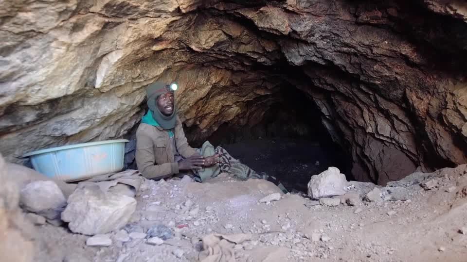 مالك منجم يبرم اتفاقًا مع عمال التعدين