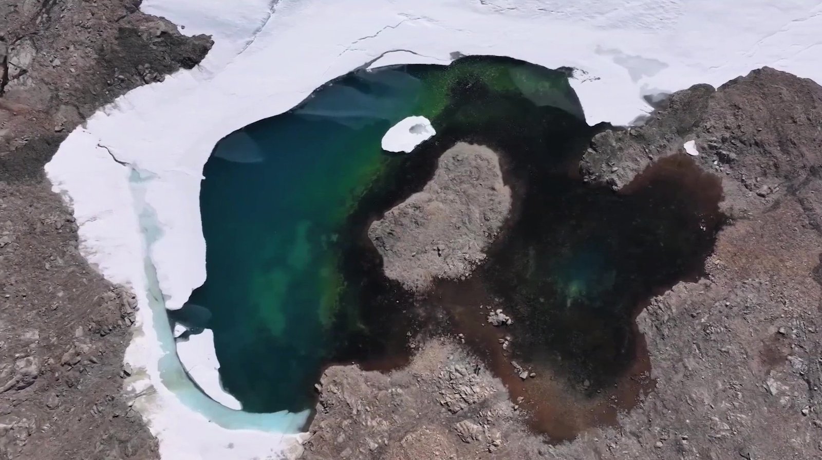 فريق تركي يدرس مياه القارة القطبية