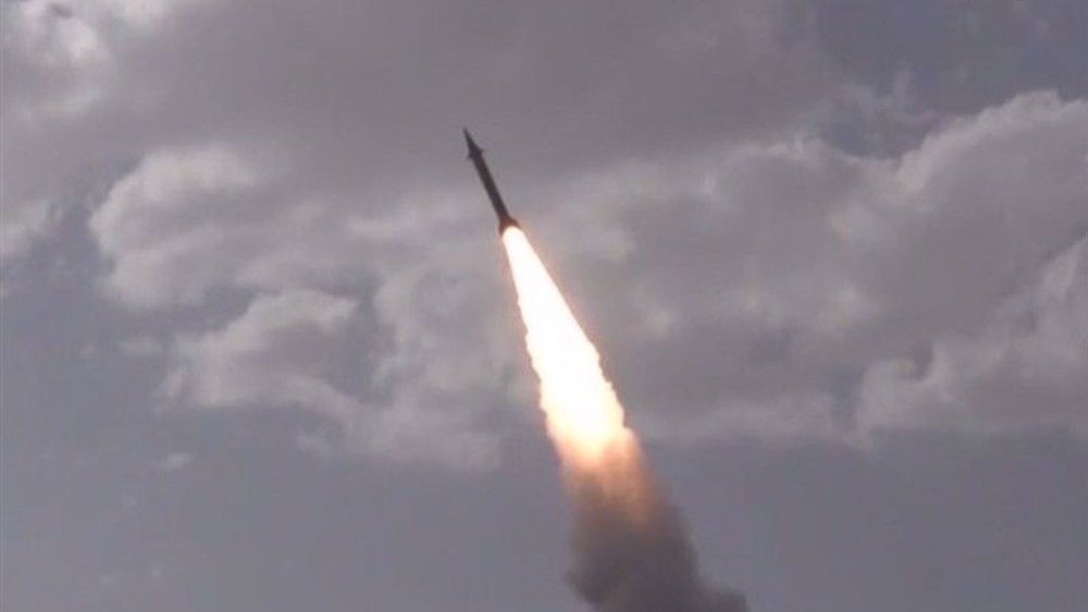 إيران تطلق موجة صواريخ ومسيّرات جديدة