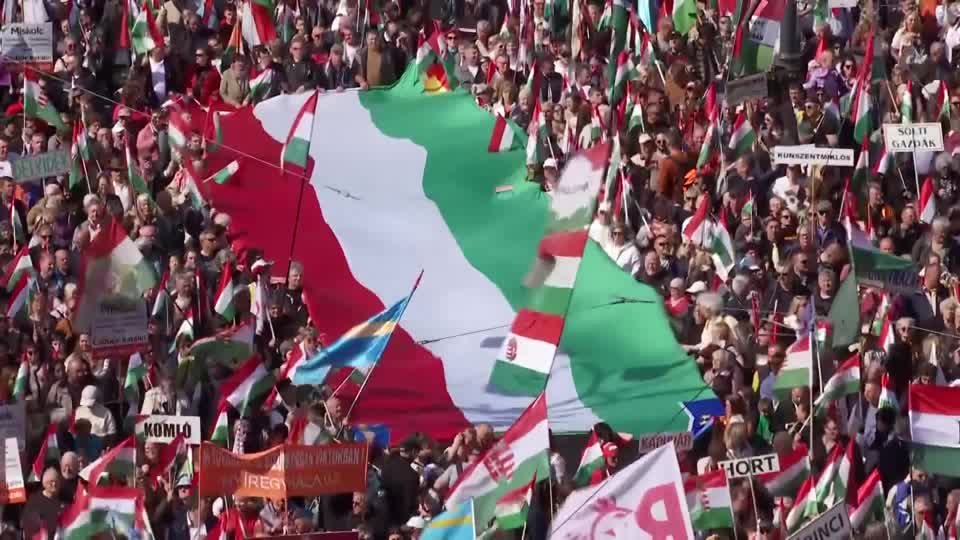 أنصار أوربان يتظاهرون في بودابست