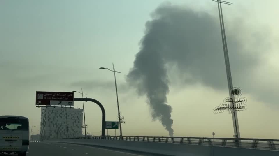 هجوم بطائرة مسيرة يشعل حريقاً قرب مطار دبي