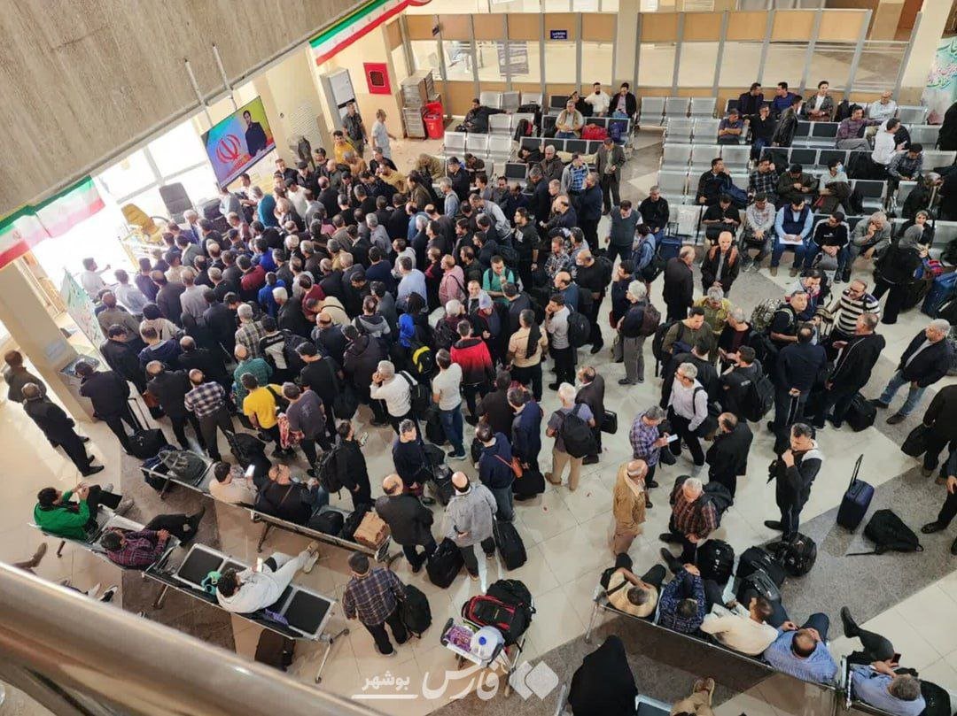 إيرانيون يتجمعون بعد ضربة جزيرة خرج