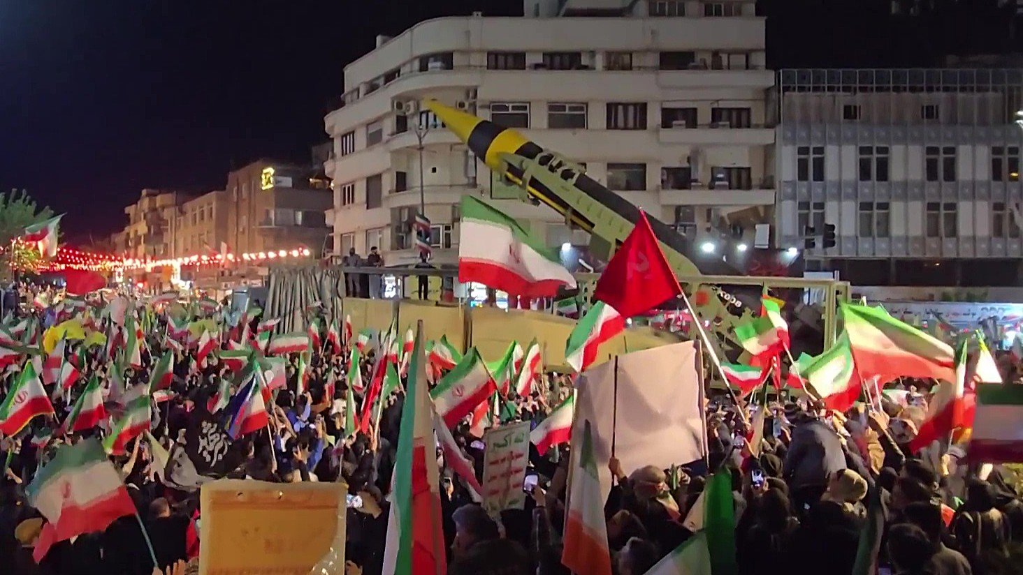 مسيرات في طهران تستعرض صواريخ إيرانية