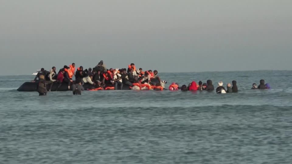 بريطانيا تبرم اتفاقاً بقيمة ٨٩٢ مليون دولار لضبط عبور القنال