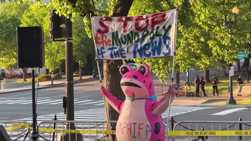 احتجاج ضد اندماج إعلامي بقيمة ١١٠ مليارات دولار