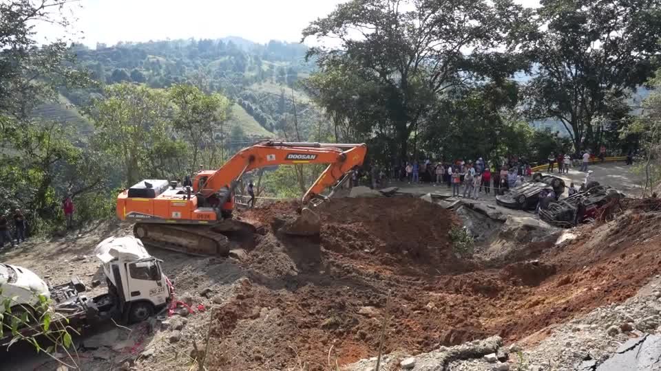 انفجار دموي يضرب طريقاً سريعاً في كولومبيا