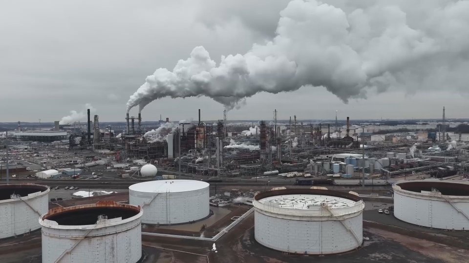 النفط يتجاوز ١٠٣ دولارات مع توتر هرمز