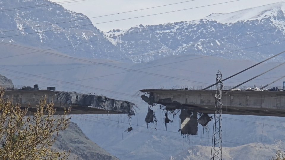 غارات جوية تدمر جسرًا في إيران