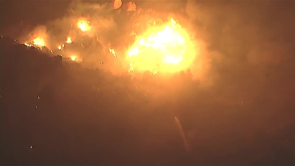 حريق غابات يفرض إجلاء في كاليفورنيا