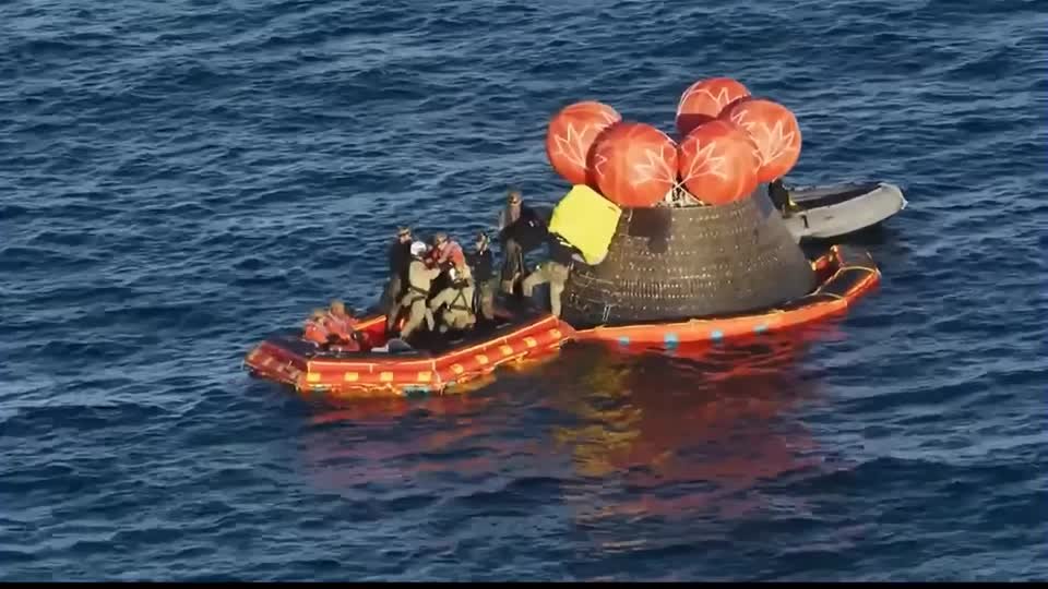 عودة طاقم أرتميس ٢ بسلام إلى الأرض