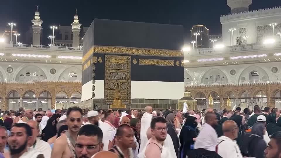 حجاج يتوافدون إلى مكة لأداء مناسك الحج