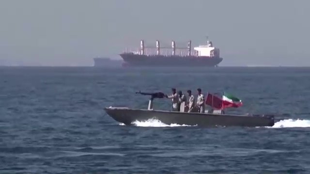 إيران تطلق طلقات تحذيرية قرب سفن أمريكية