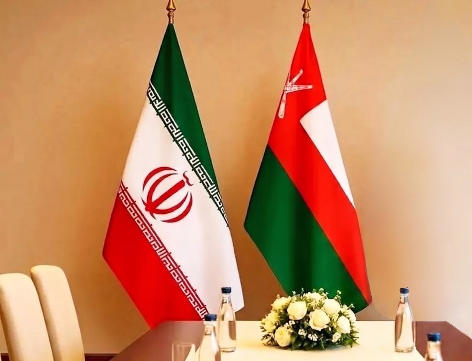 إيران وعُمان تبحثان ملف هرمز