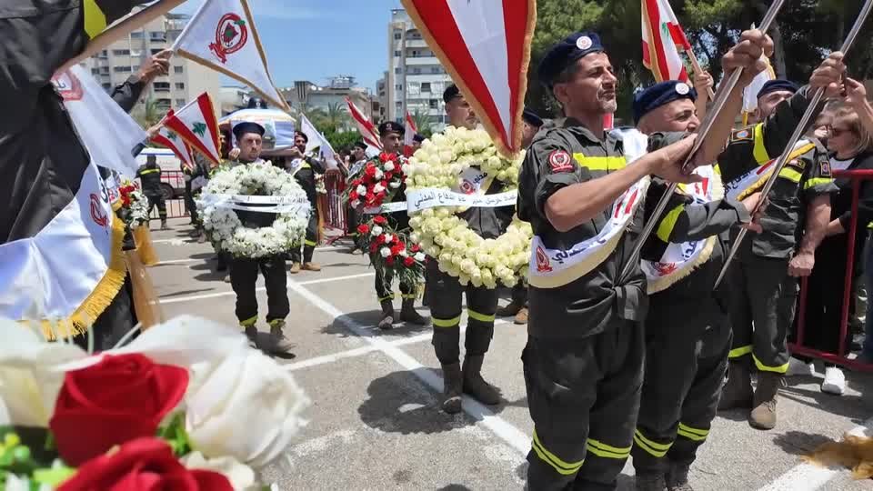 لبنان يشيّع عاملي إنقاذ قضوا بغارة إسرائيلية