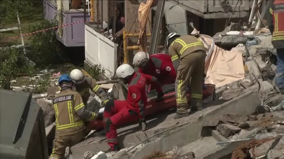 فرق الإنقاذ تواصل البحث تحت أنقاض كييف