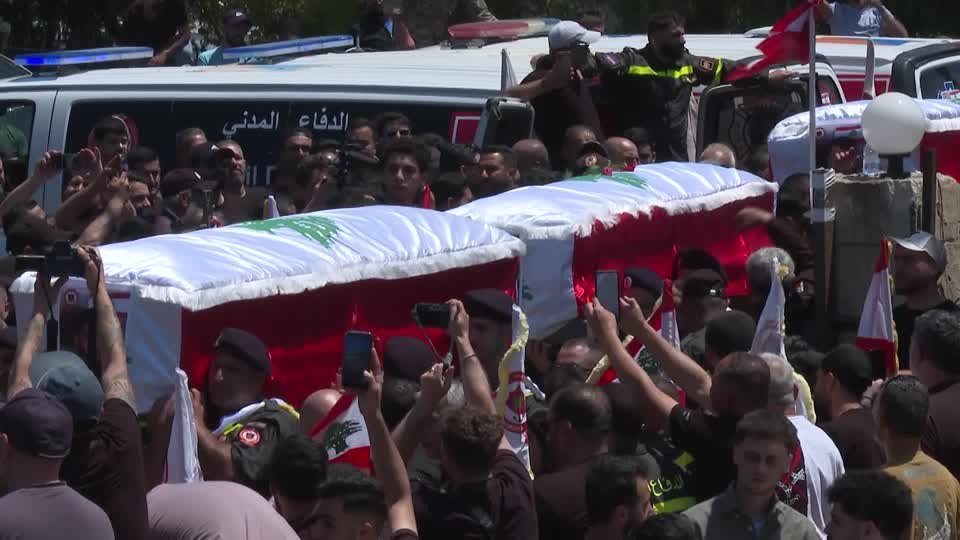 لبنان يشيّع مسعفين قتلتهم غارات في الجنوب