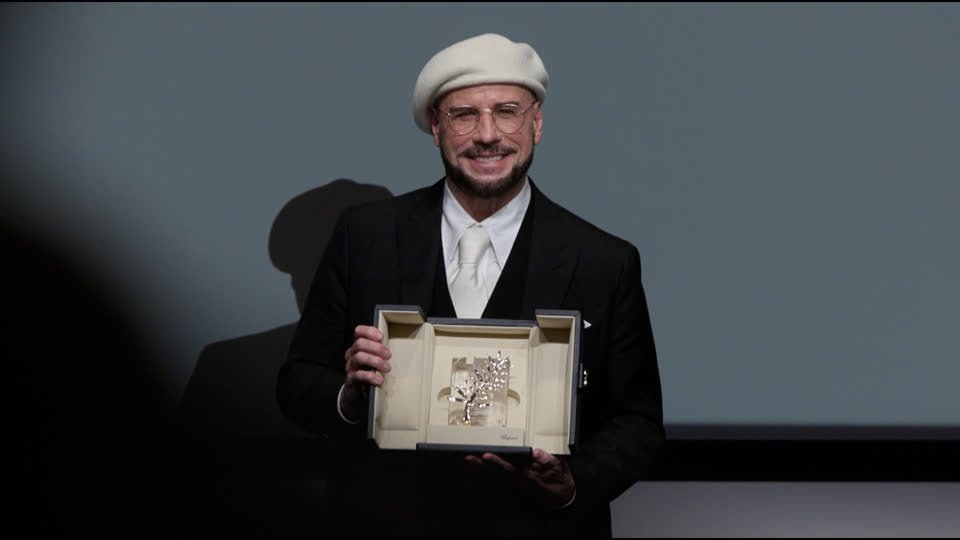 تكريم مفاجئ لجون ترافولتا في كان