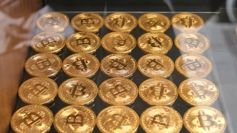 بيتكوين تتجاوز ٧٥,٠٠٠ دولار لأول مرة منذ أكثر من شهرين